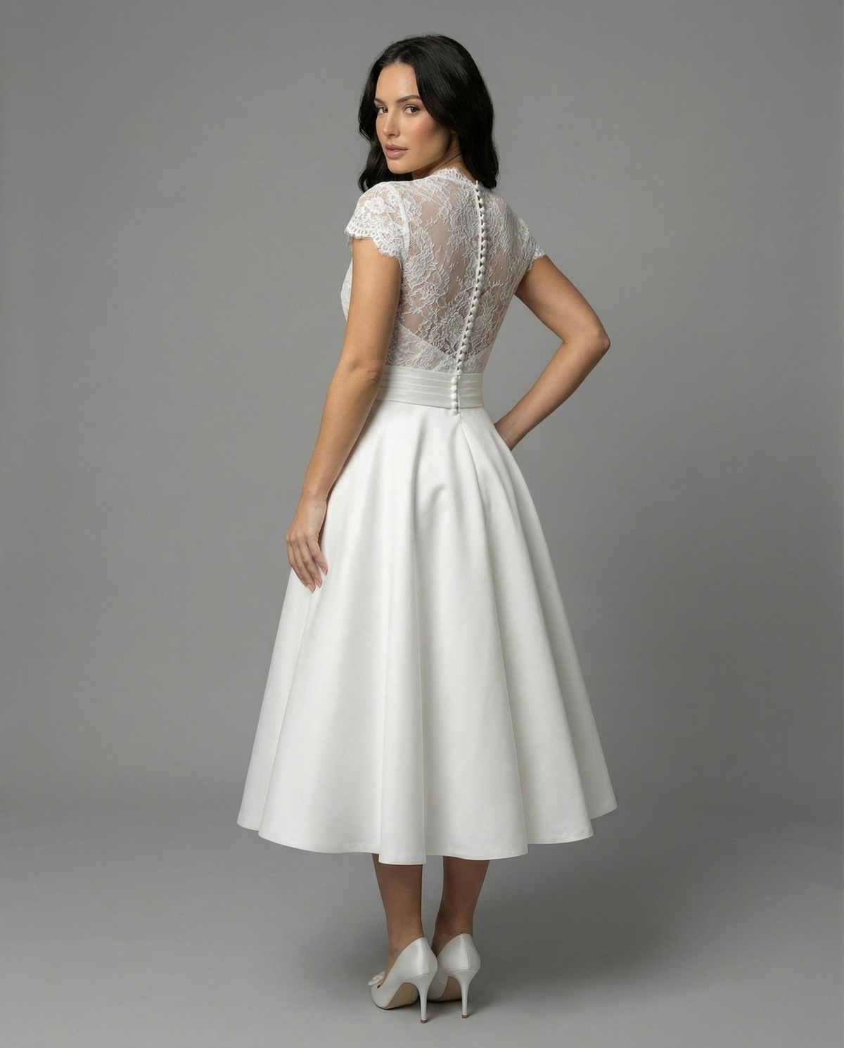 Abito da sposa midi in pizzo con scollo a V e maniche corte, gonna svasata in raso per matrimonio civile - foto 2
