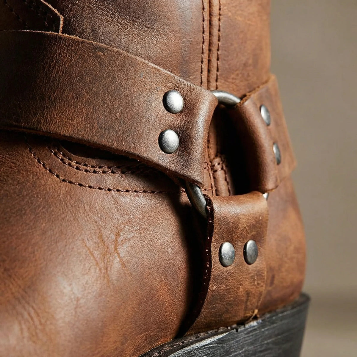Stivaletti da uomo in pelle, stile western con cinturino e tacco, senza lacci - foto 5