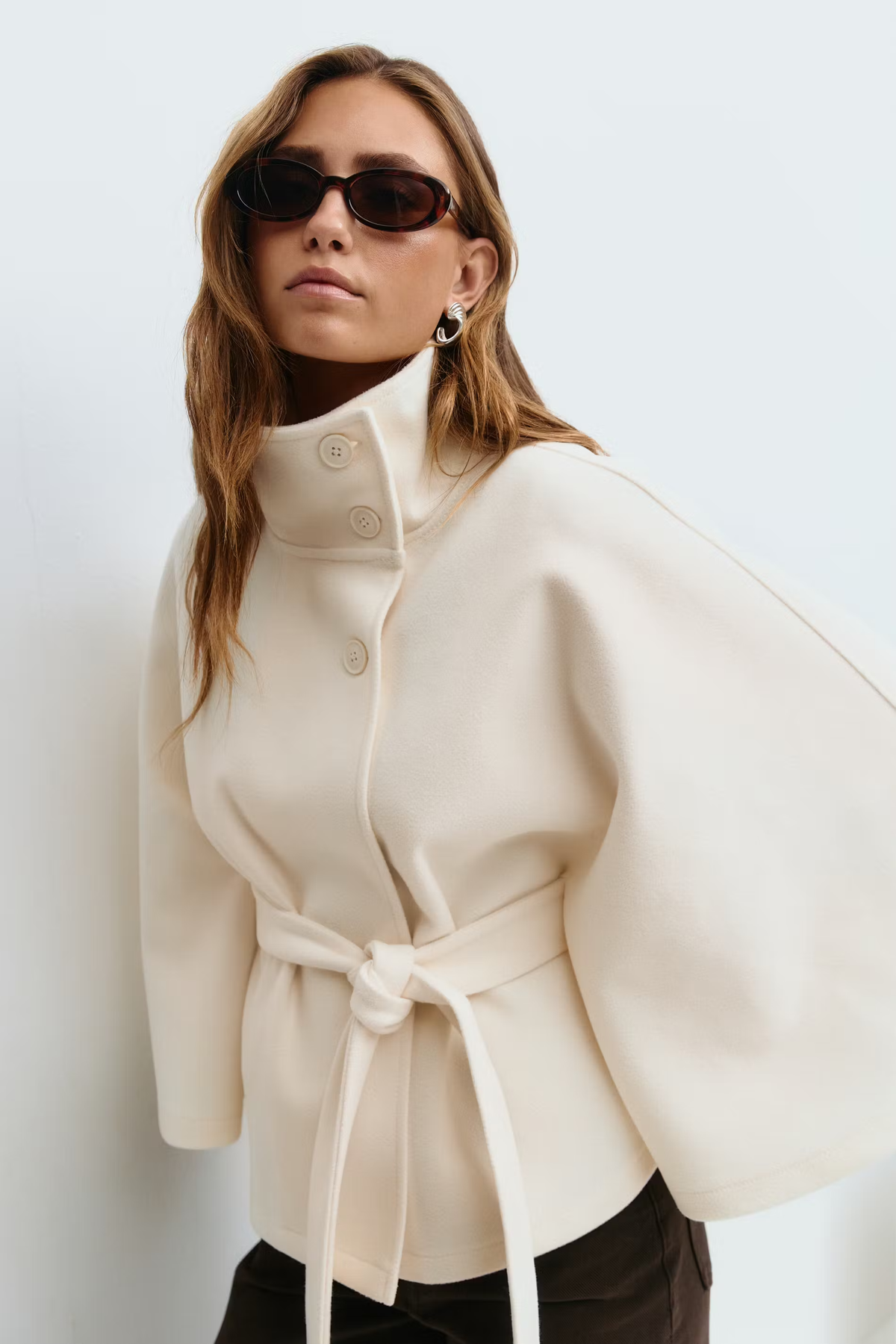 Mantella da donna con collo alto, giacca corta e sagomata, elegante per ufficio, autunno e inverno - foto 7