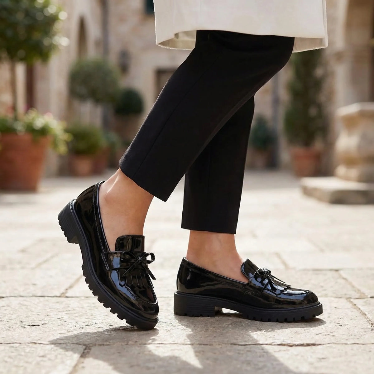 Mocassini da donna con nappe e fiocco, effetto vernice, eleganti slip-on - foto 3
