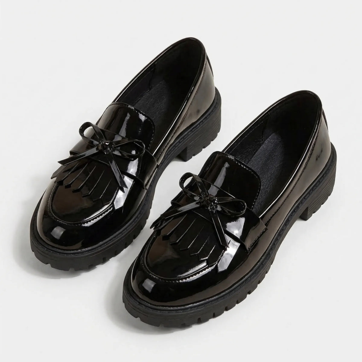 Mocassini da donna con nappe e fiocco, effetto vernice, eleganti slip-on - Nero