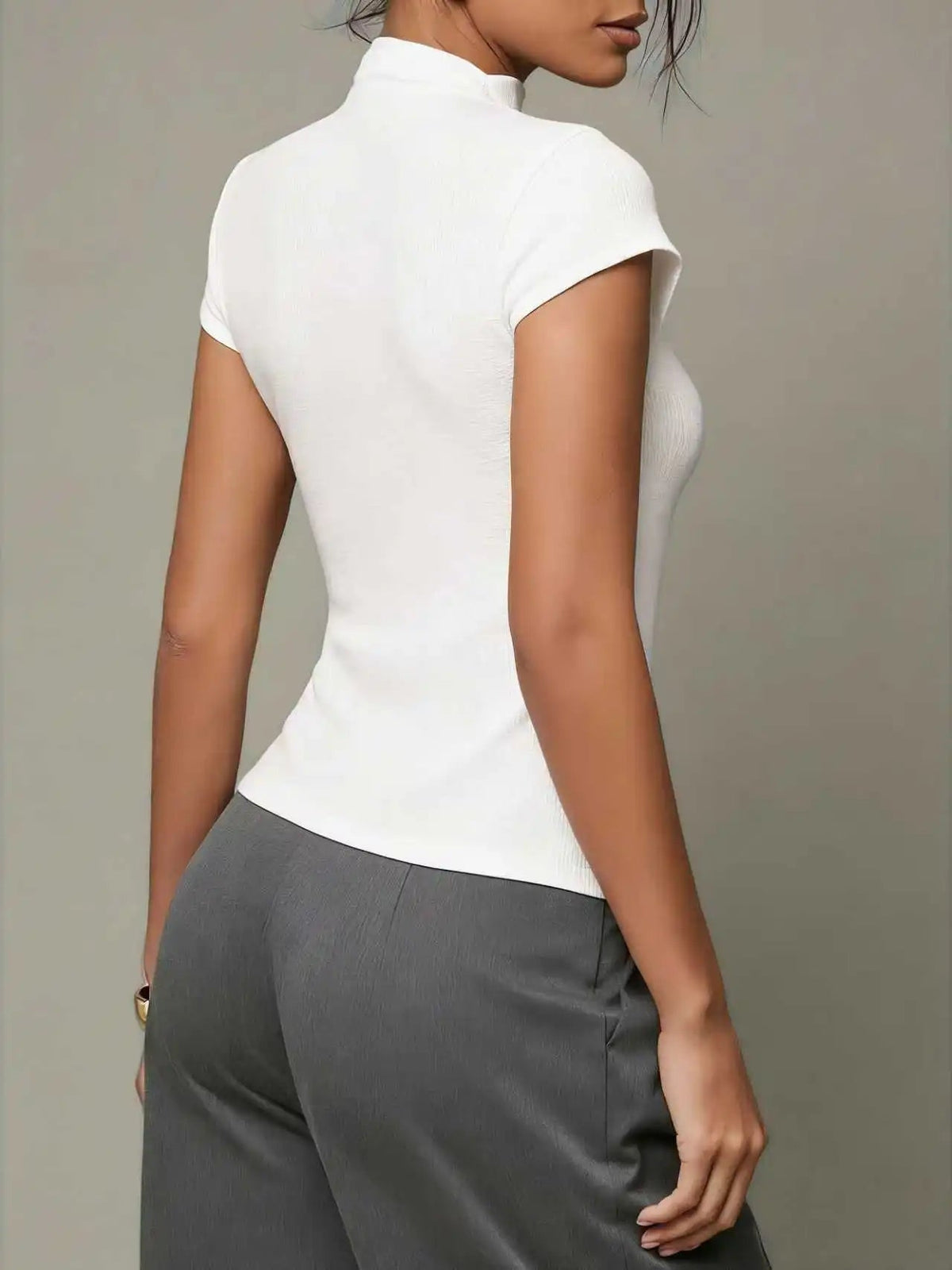 Top da donna aderente a manica corta con collo alto e bottoni, elegante da cerimonia e sottogiacca - view 6